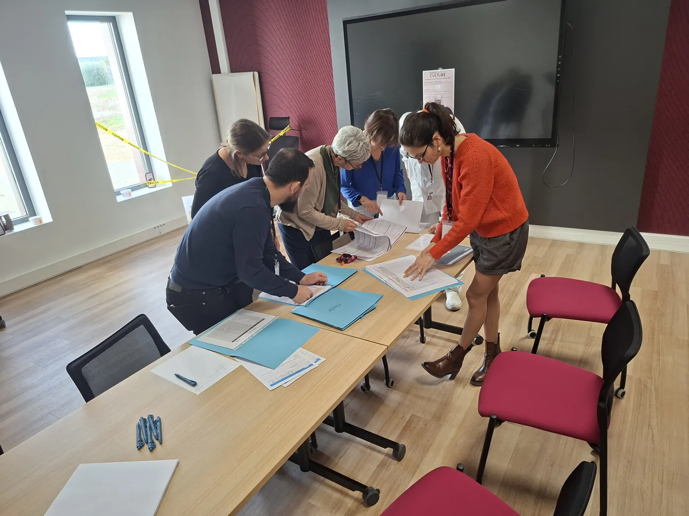 Participants qui manipulent les supports du jeu Boiron