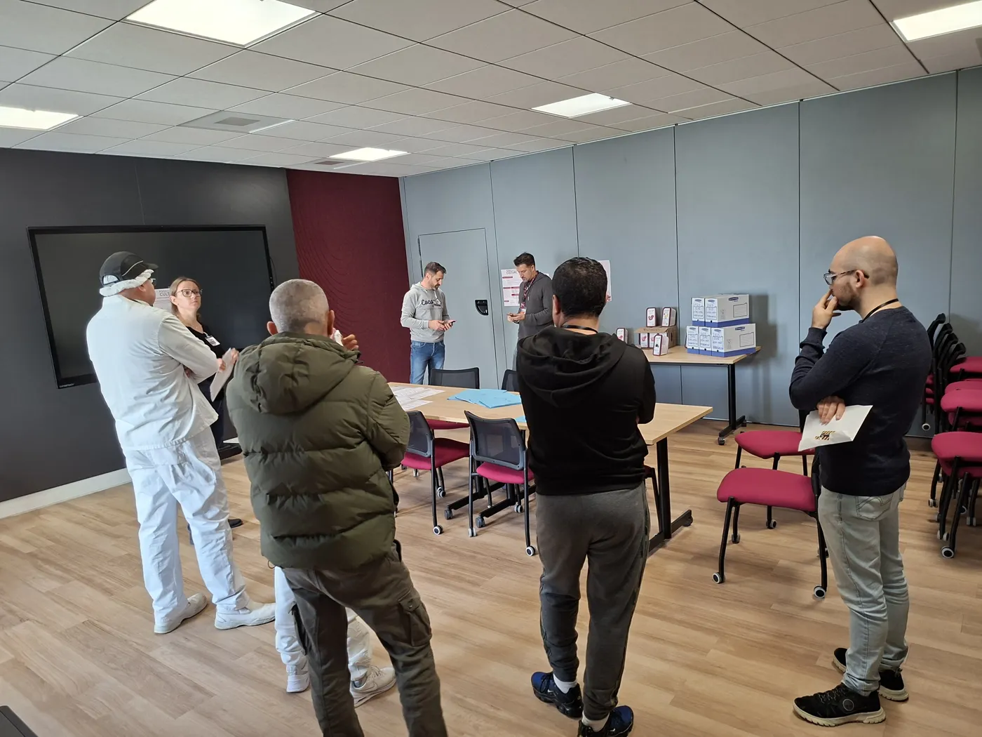 Participants en tenue de production pendant le jeu Boiron
