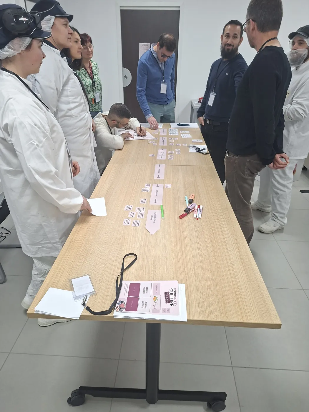 Équipes autour de la grande table du jeu Boiron