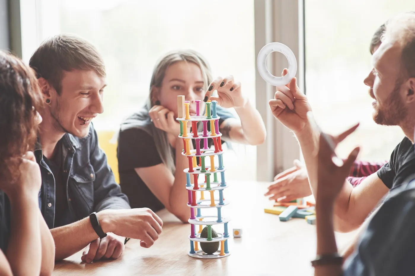 Équipe qui joue autour de la table dans la bonne humeur