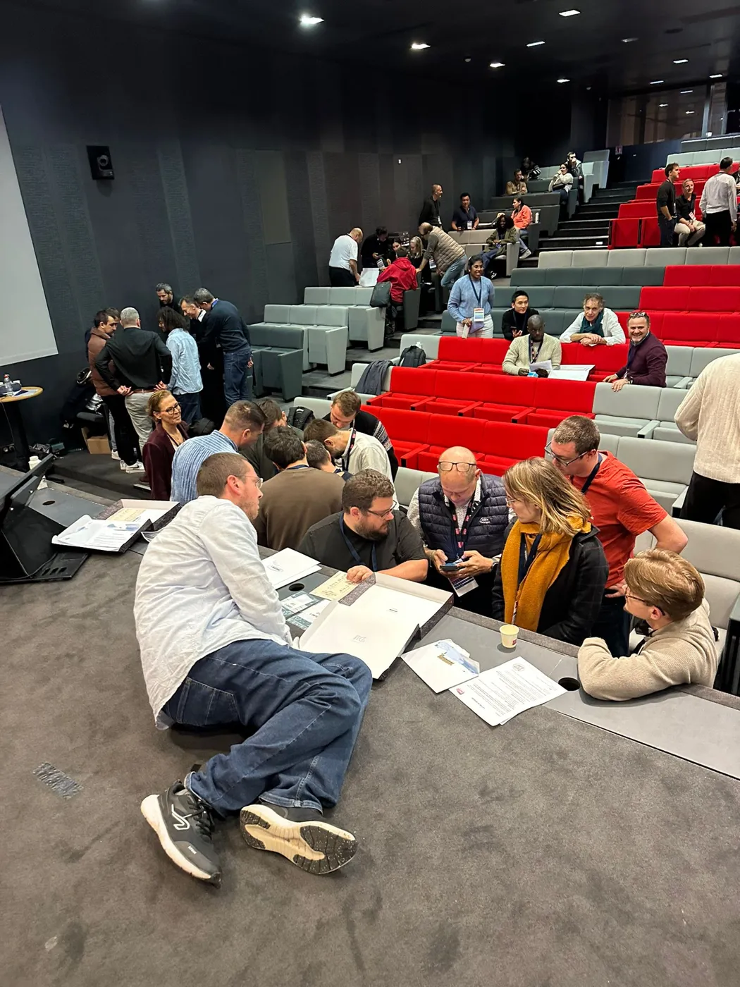 Participants en jeu à même le sol, grand format SNCF Réseau