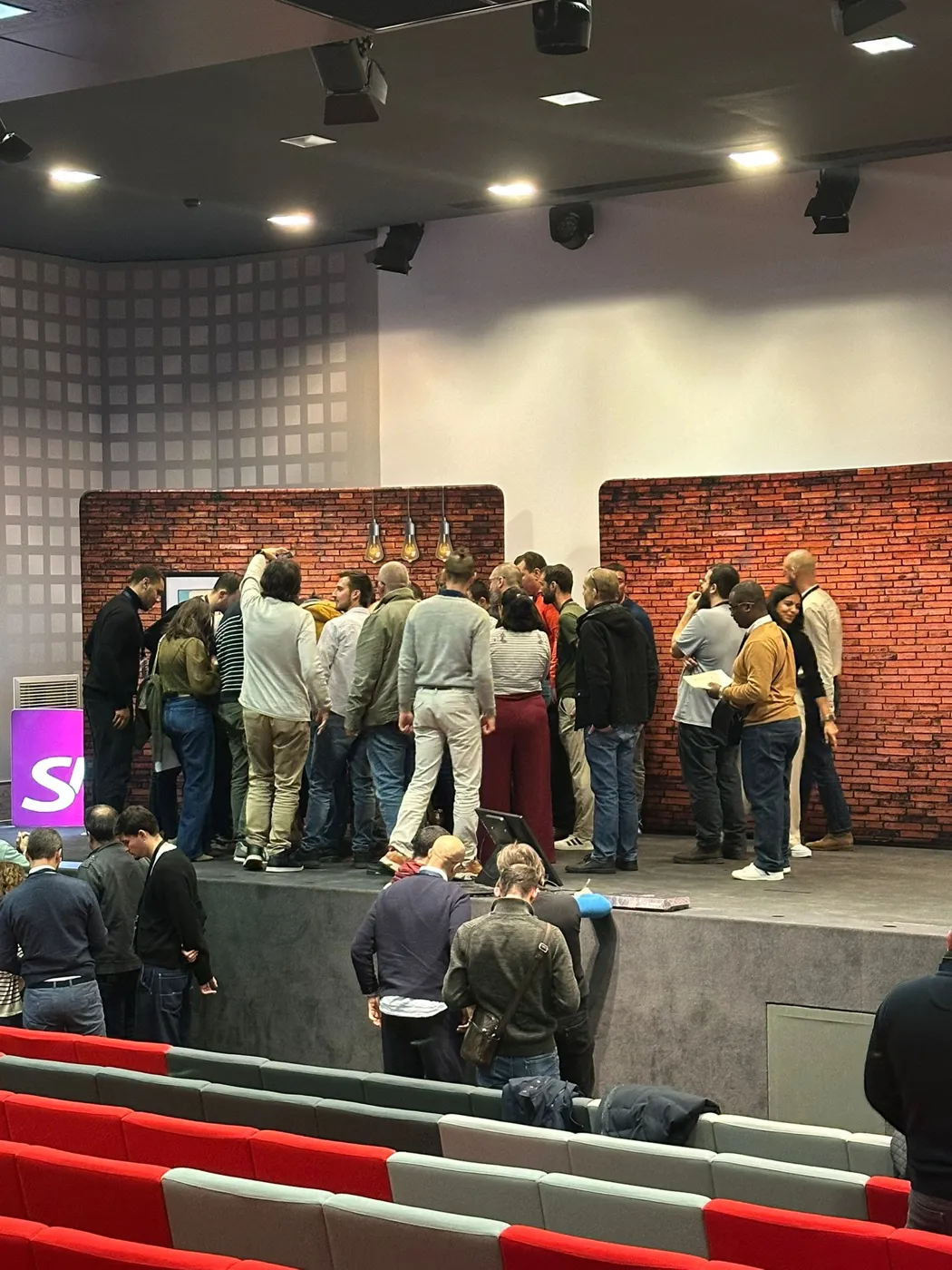 Équipes réunies devant le décor du jeu sur scène