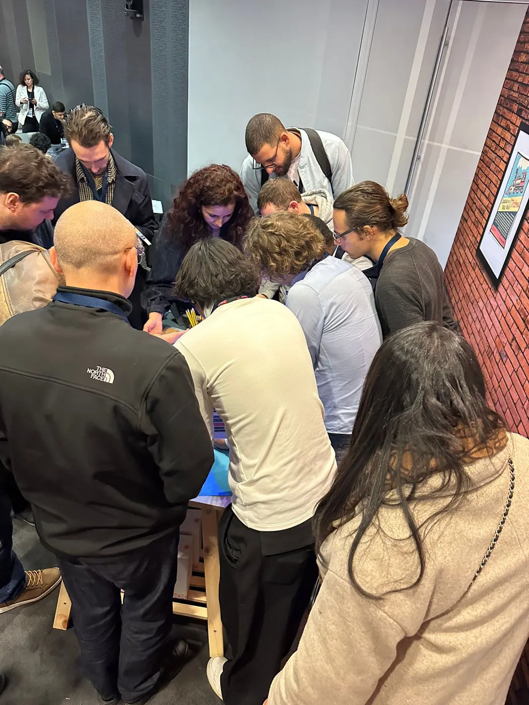 Participants rassemblés autour d'une table de jeu SNCF Réseau